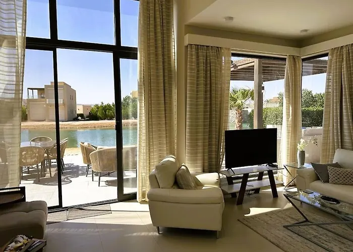 Luminous 4br Villa, Free Pool & Lagoon Access At Gouna